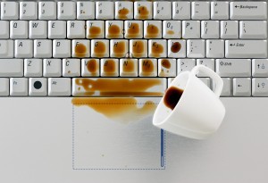 zalany laptop poranną kawą